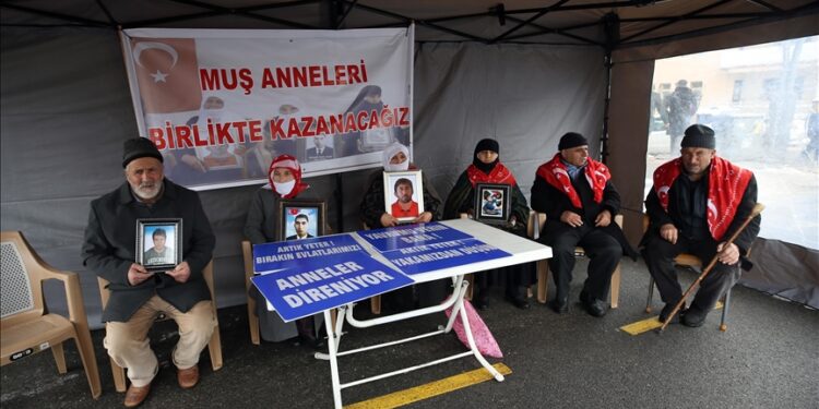 تركيا.. عائلات تدعو أبناءها للانشقاق عن “بي كا كا” وتسليم أنفسهم