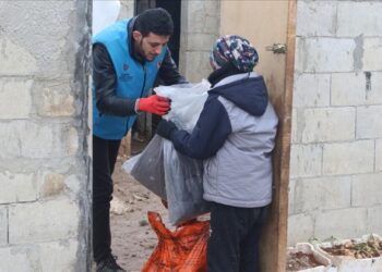 وقف الديانة التركي يوصل مساعدات لـ 80 ألف أسرة سورية