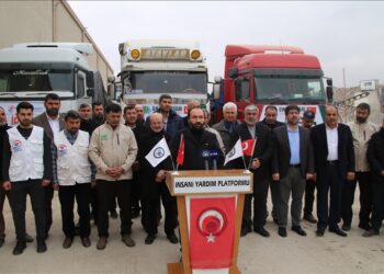 تركيا.. انطلاق 3 شاحنات محملة بالمساعدات نحو إدلب السورية