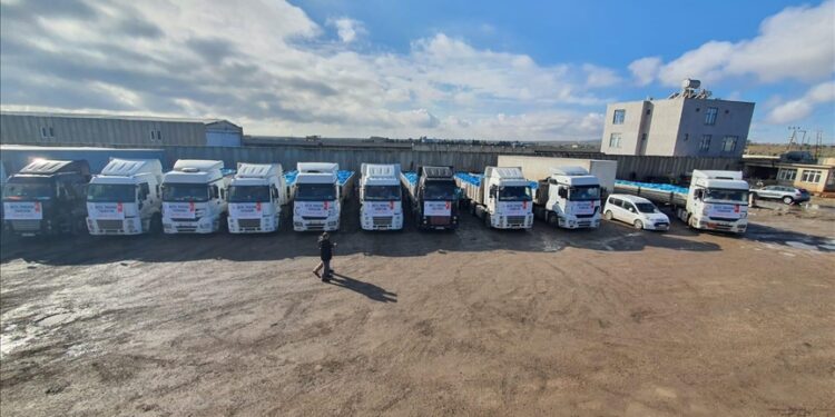 تركيا.. 8 شاحنات مساعدات تنطلق من أقصراي إلى إدلب السورية