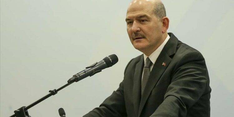 وزير الداخلية التركي: اليونان رمت 3 مهاجرين في البحر وغرق أحدهم