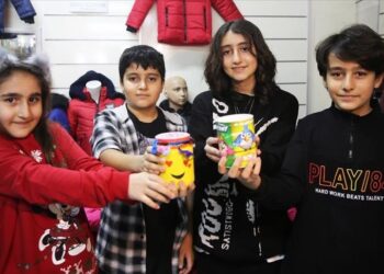 “إخوة الحصالات”.. حملة أطلقتها طفلة تركية لإغاثة أطفال إدلب