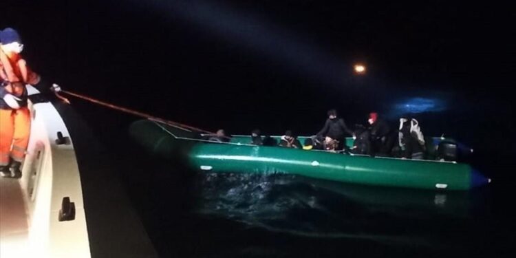 تركيا.. إنقاذ 17 مهاجرا غير نظامي قبالة سواحل إزمير