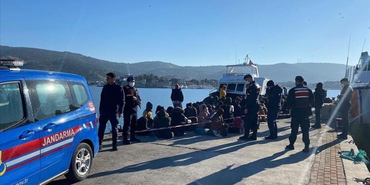 ضبط 33 مهاجرا غير نظامي غربي تركيا