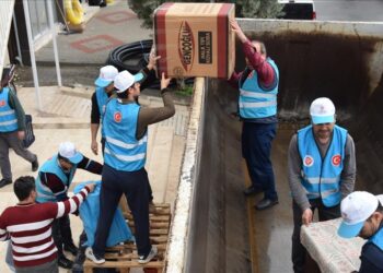 مرسين التركية ترسل شاحنتي مساعدات إنسانية إلى إدلب السورية