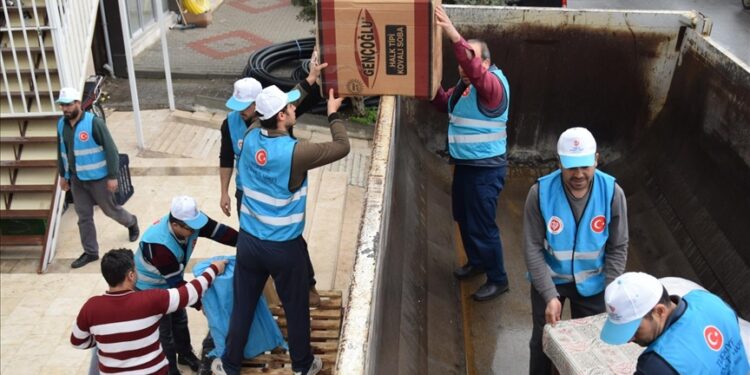 مرسين التركية ترسل شاحنتي مساعدات إنسانية إلى إدلب السورية