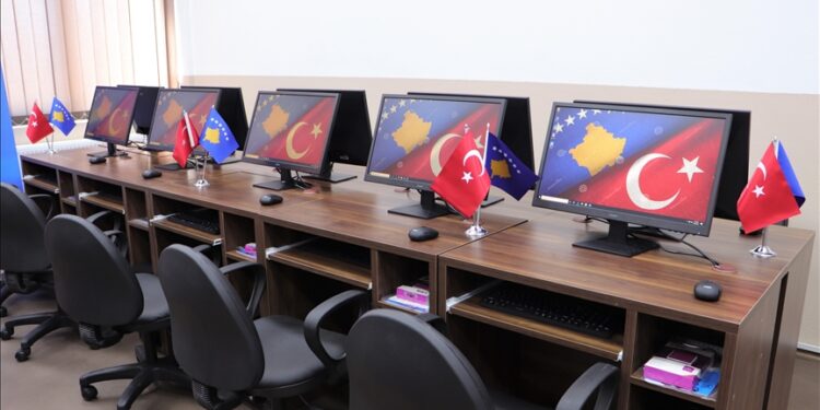 القوات التركية في كوسوفو تساهم في دعم التعليم