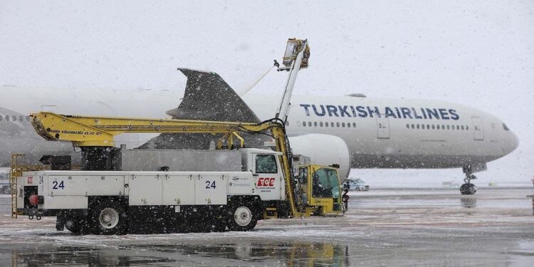 ثلوج إسطنبول.. الخطوط التركية تواصل إلغاء رحلات