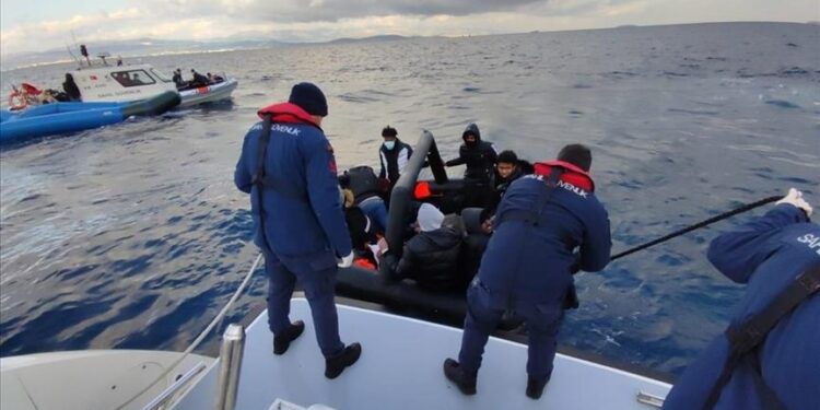 تركيا.. إنقاذ 15 مهاجرًا قبالة سواحل إزمير
