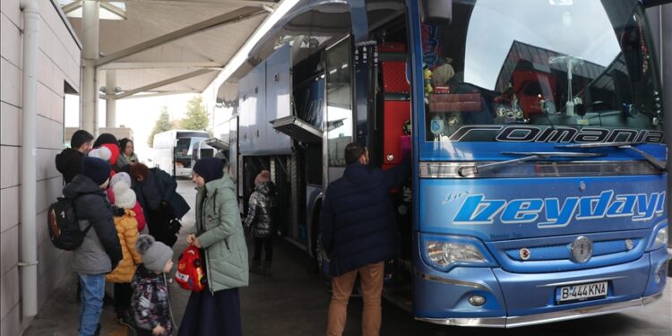 تركيا تجلي رعاياها وأتراك القرم من أوكرانيا