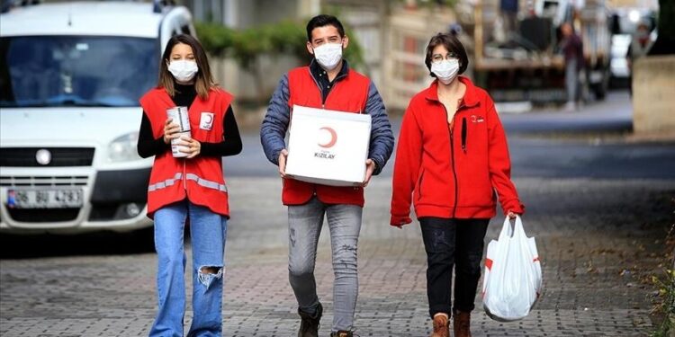 أوكرانيا.. الهلال الأحمر التركي يقدم طعامًا لمتضرري الهجوم الروسي