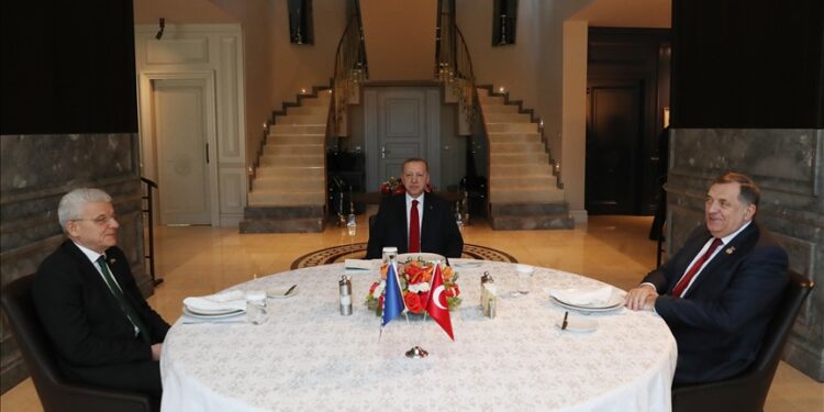 أردوغان يلتقي المجلس الرئاسي للبوسنة