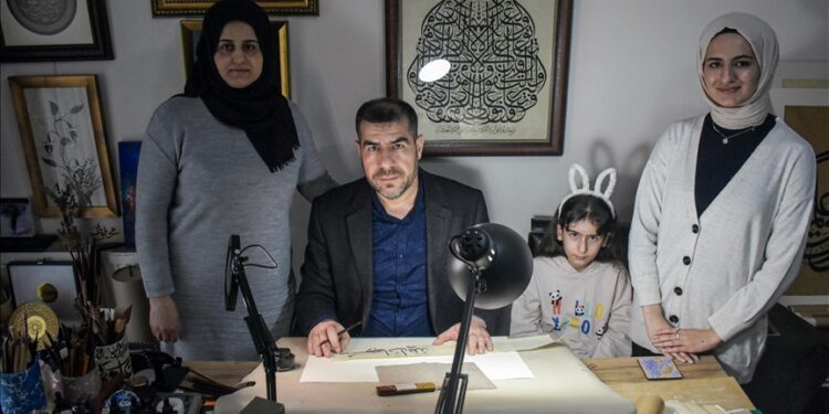 تركيا.. خطاط عراقي يتحف الحياة الفنية بالخط العربي
