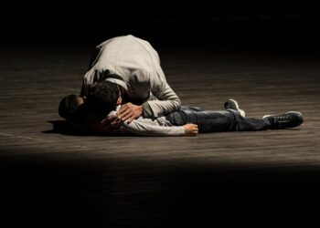 أطفال عراقيون وسوريون يعرضون قصصهم الواقعية بمسرحية في أنقرة