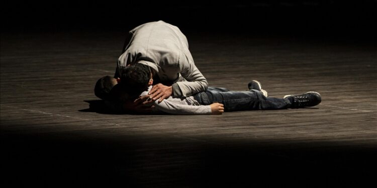 أطفال عراقيون وسوريون يعرضون قصصهم الواقعية بمسرحية في أنقرة