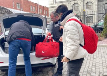 فريق الأناضول في كييف يقل طالبا تركيا إلى سفارة أنقرة