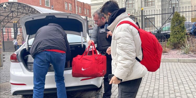 فريق الأناضول في كييف يقل طالبا تركيا إلى سفارة أنقرة