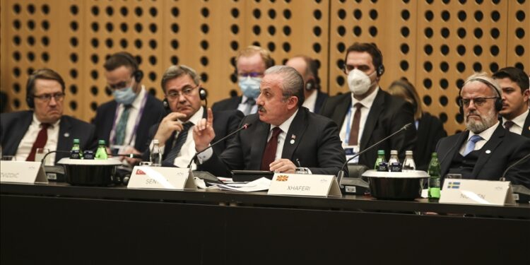 شنطوب: أوروبا ترهن مستقبلها لحسابات دول صغيرة