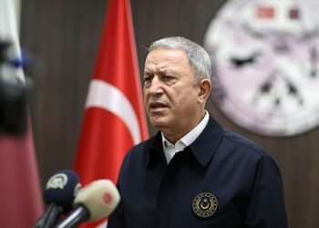 وزير الدفاع التركي: إبطلنا مفعول لغم قديم في مضيق البوسفور