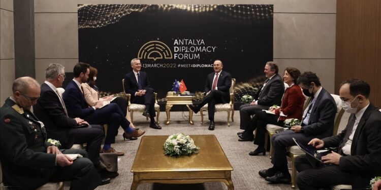 تشاووش أوغلو يلتقي أمين عام “الناتو” في أنطاليا