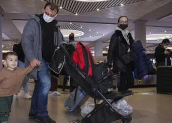 تشاووش أوغلو: إجلاء 11 ألف تركي من أوكرانيا