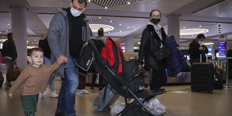 تشاووش أوغلو: إجلاء 11 ألف تركي من أوكرانيا