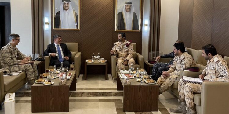 تركيا وقطر تبحثان تعزيز العلاقات العسكرية