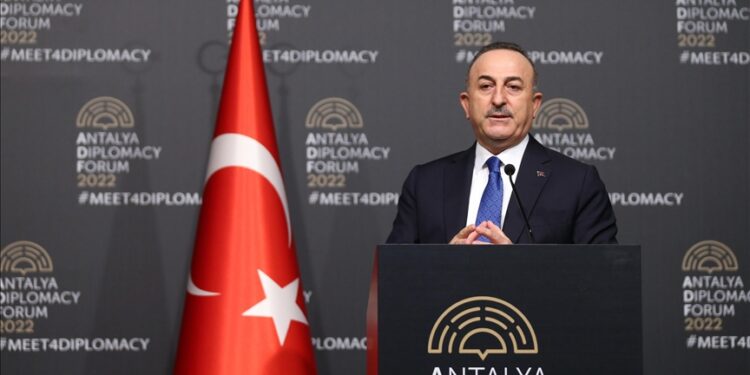 تشاووش أوغلو: أكدنا ضرورة إبقاء ممرات إنسانية مفتوحة بأوكرانيا