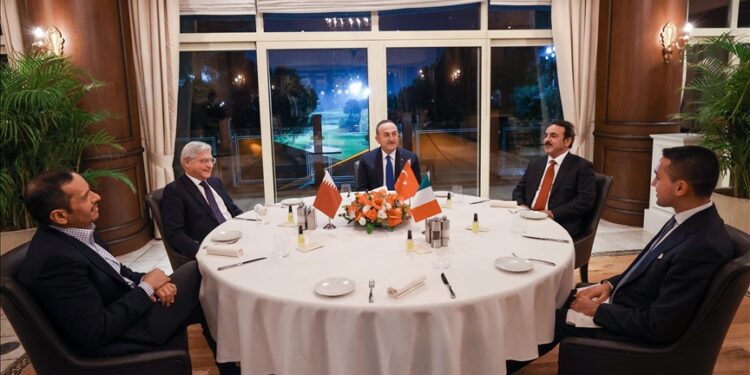 تشاووش أوغلو يبحث مع نظيريه الإيطالي والقطري التطورات الإقليمية