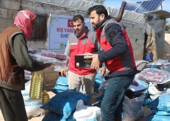 جمعية تركية توزع مساعدات إنسانية على نازحين في إدلب