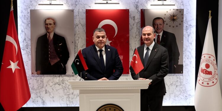 وزيرا داخلية تركيا وليبيا يتفقدان مديرية النفوس بأنقرة