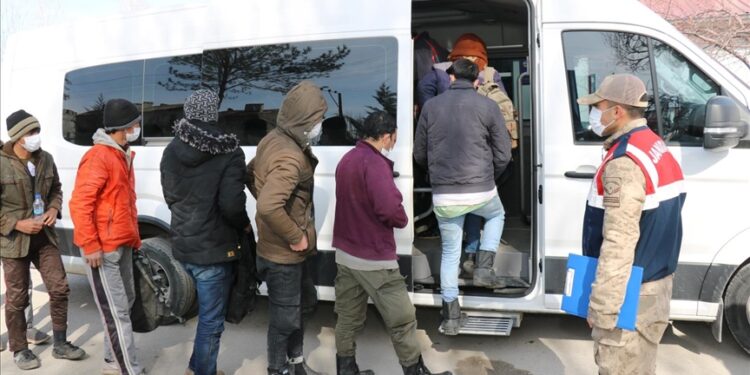 تركيا.. ضبط 126 مهاجرًا غير نظامي