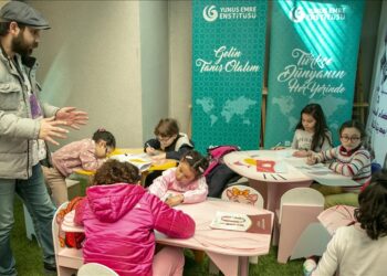 عرائسي تركي يحتفي بـ”خيال الظل” مع أطفال تونسيين