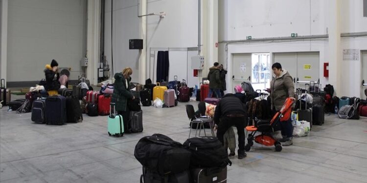 تركيا تجلي 204 من رعاياها في أوكرانيا