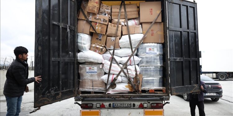 تركيا.. 6 شاحنات محملة بالمساعدات تتجه إلى أوكرانيا