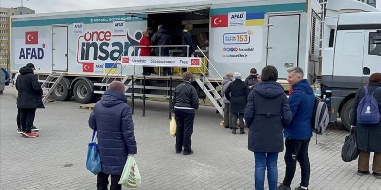 “آفاد” التركية توفر الطعام لمتضرري الحرب في لفيف الأوكرانية