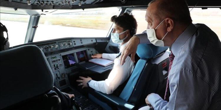 أردوغان ينشر فيديو لهبوط طائرته في مطار طوقات الجديد