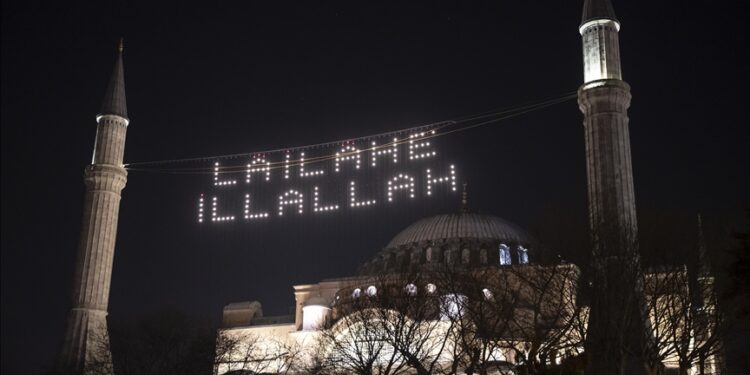 إسطنبول.. مسجد “آيا صوفيا” يتزين من أجل زواره في رمضان