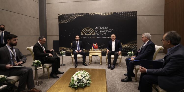 تشاووش أوغلو يواصل لقاءاته الثنائية في منتدى أنطاليا الدبلوماسي