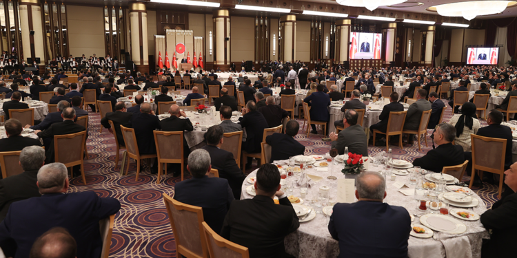 الرئيس أردوغان يقيم مأدبة إفطار رمضانية للمعلمين