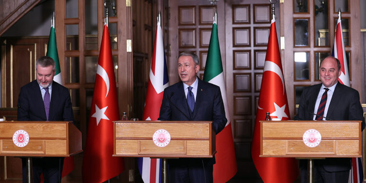 وزراء دفاع تركيا وبريطانيا وإيطاليا يبحثون قضايا إقليمية بإسطنبول