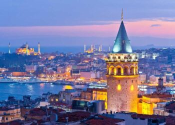 إسطنبول.. زحف سياحي مع حلول الربيع وعيد الفطر