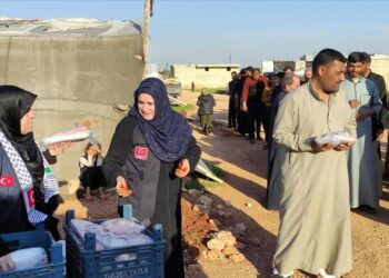 مغتربون أتراك يزرعون البسمة على وجوه أيتام سوريين