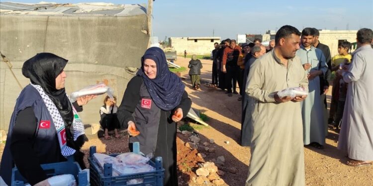 مغتربون أتراك يزرعون البسمة على وجوه أيتام سوريين