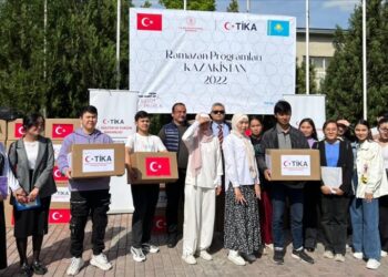 “تيكا” التركية توزع طرودا غذائية على مئات الأسر في كازاخستان