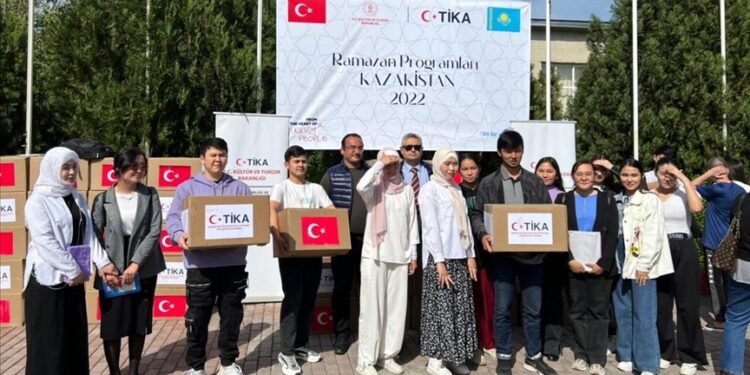 “تيكا” التركية توزع طرودا غذائية على مئات الأسر في كازاخستان