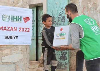 الإغاثة التركية توزع طرودا غذائية لـ8 آلاف و500 شخص في عفرين