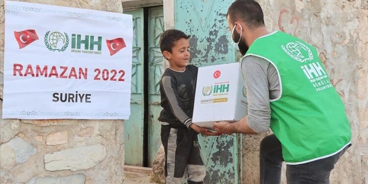 الإغاثة التركية توزع طرودا غذائية لـ8 آلاف و500 شخص في عفرين