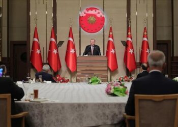 الرئيس أردوغان يتناول الإفطار مع التجار والحرفيين