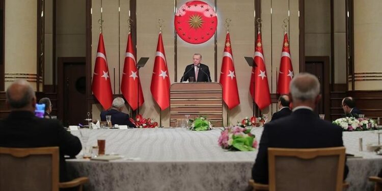 الرئيس أردوغان يتناول الإفطار مع التجار والحرفيين